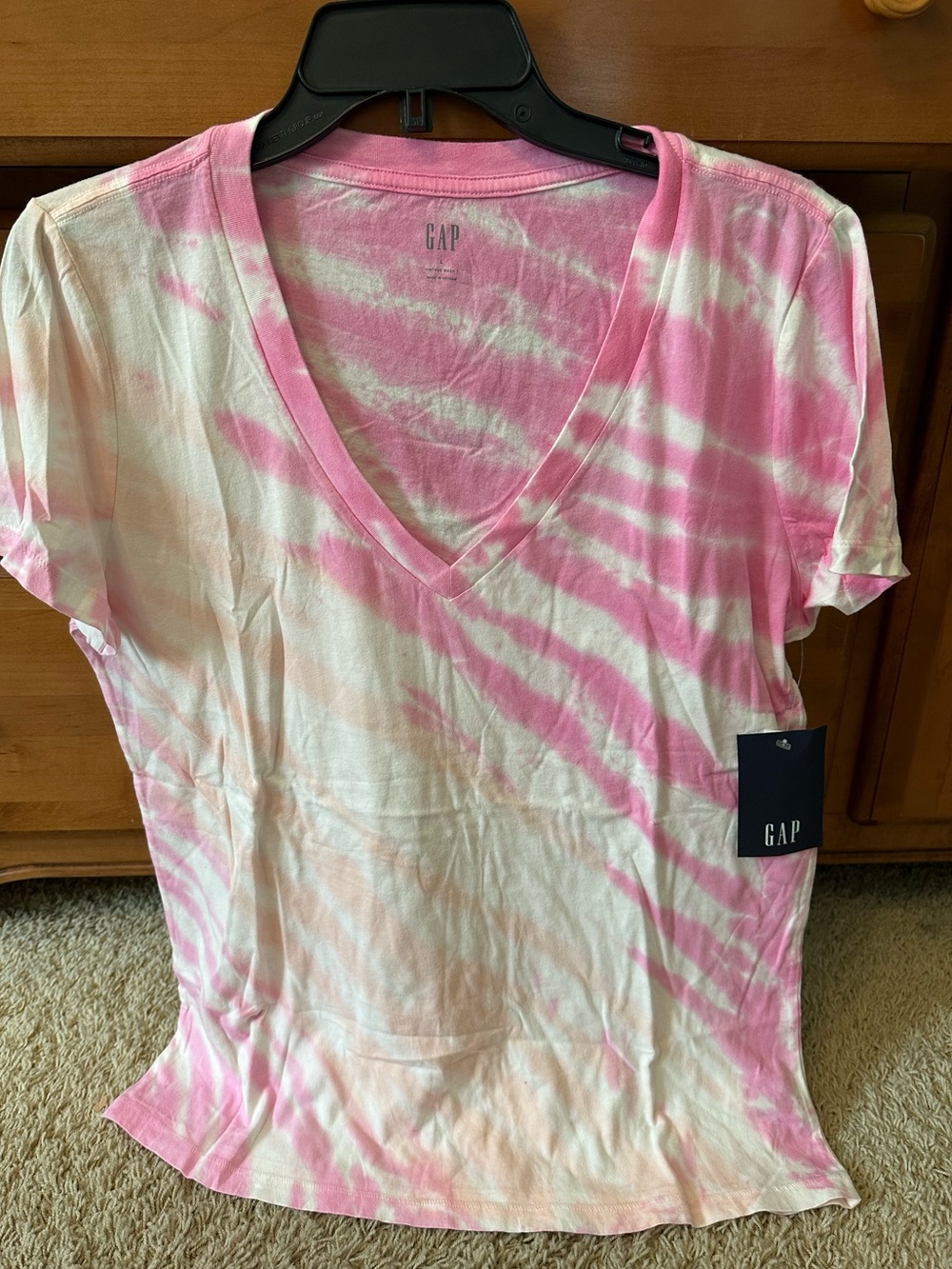 NWT GAP PINK TYE DYE VNECK T